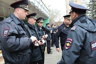 Одинцовские полицейские провели строевой смотр у здания Дома культуры «Солнечный»