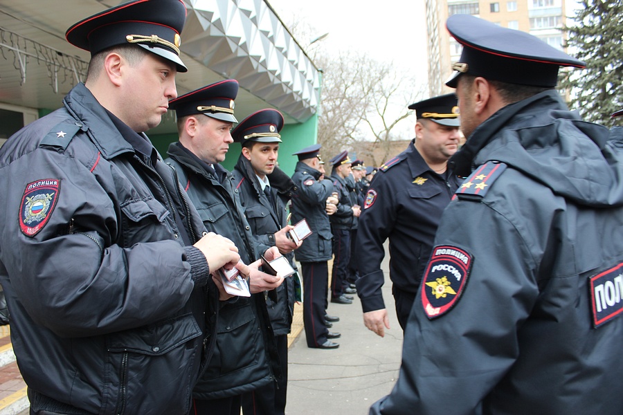 Одинцовские полицейские провели строевой смотр у здания Дома культуры «Солнечный», Апрель
