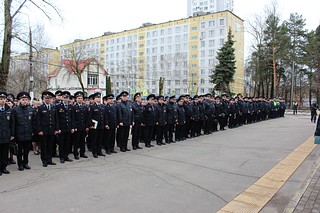 Строевой смотр у здания Дома культуры «Солнечный»