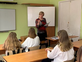 Сотрудники полиции УМВД России по Одинцовскому городскому округу совместно с Уполномоченным по правам человека провели беседу с учениками средней общеобразовательной школы № 2 им. М. А. Пронина в Звенигороде