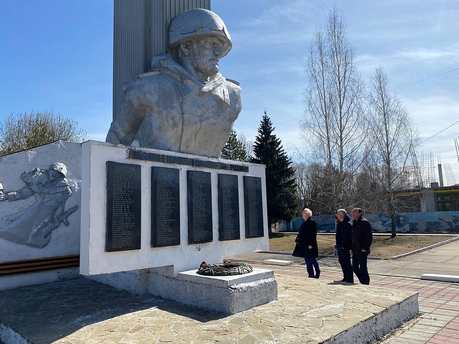 Одинцовские партийцы проверили состояние воинских мемориалов в Кубинке, Апрель