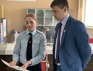 Одинцовские Госавтоинспекторы провели профилактическую беседу с посетителями многофункционального центра о безопасном поведении на дороге
