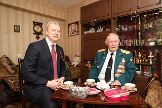 Андрей Иванов привез «Коробки здоровья» одинцовским ветеранам Геннадию Ковалёву и Борису Гаевскому