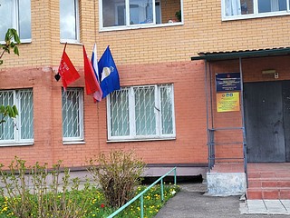 «Знамя Победы» установили при входе в приемную партии в Звенигороде