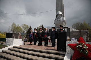 Представители местной администрации, общественных и ветеранских организаций, юнармейцы, действующие военнослужащие, их семьи и горожане возложили цветы к памятнику воинам, павшим в годы Великой Отечественной войны