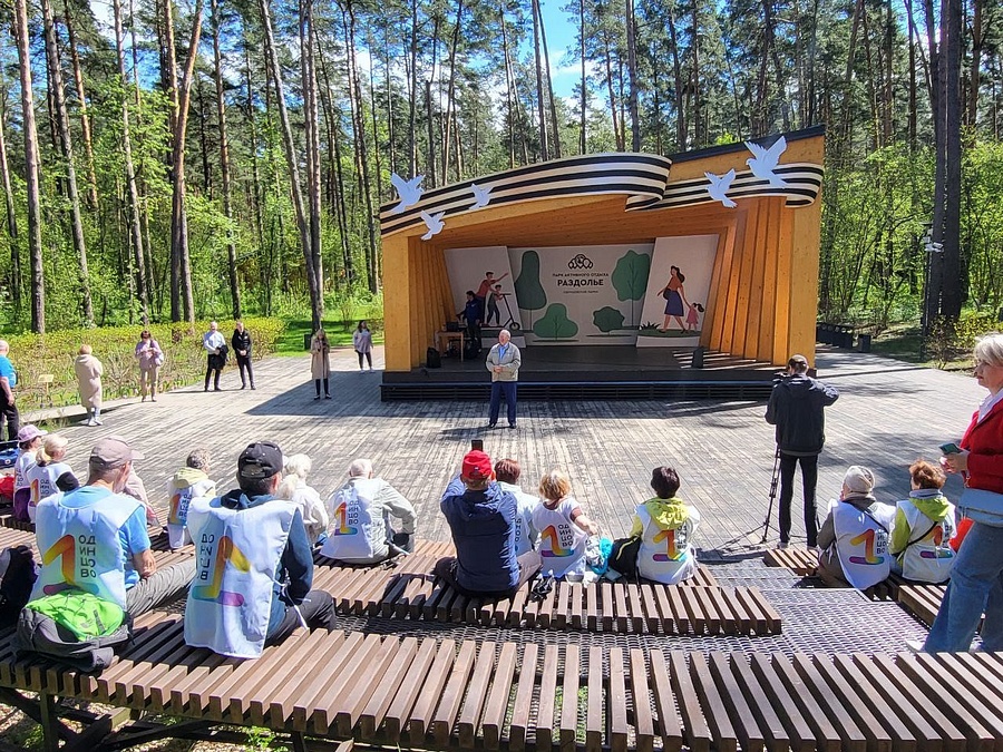 Спортивный фестиваль скандинавской ходьбы поддержали партийцы в парке Раздолье, Май