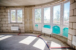 Квартиры предоставлены со свободной планировкой, проложено водоснабжение, канализация, установлены радиаторы, входные двери