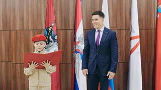 В «Авангарде» прошла церемония посвящения в юнармейцы 8-летнего Леши Павличенко, который прославился тем, что провожал солдат в Украину. Церемонию провёл начальник штаба организации Никита Нагорный