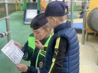 Автоинспекторы рассказали детям о Правилах дорожного движения, объяснили, почему так важно быть внимательными на дороге