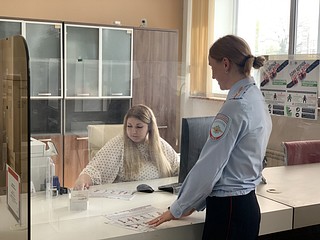 Дорожные полицейские обратили внимание на правила поведения на дороге, рекомендовали обязательно использовать вело-шлем и защитную экипировку, а также вручили тематические листовки