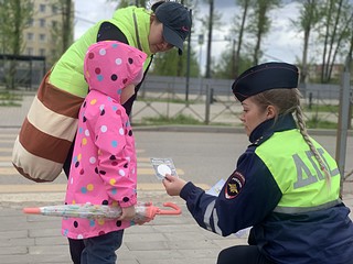 Детям дарили световозвращающие брелоки