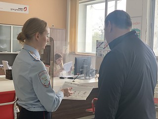 Дорожные полицейские обратили внимание на правила поведения на дороге, рекомендовали обязательно использовать вело-шлем и защитную экипировку, а также вручили тематические листовки