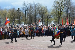 Партийцы поздравили жителей Звенигорода с Днем Победы