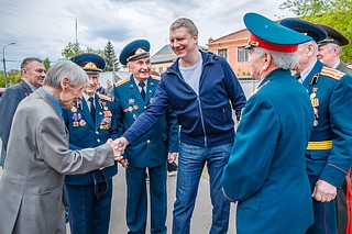 Глава Одинцовского городского округа Андрей Иванов вместе с ветеранами Великой Отечественной войны и Вооруженных Сил, граффити-райтерами и активистами движения «Волонтеры Победы» дал старт акции «Чтобы помнили» — участники присоединились к созданию нового масштабного рисунка в Одинцово