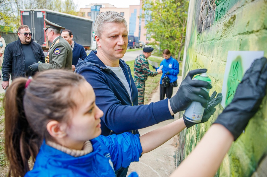 Создание нового масштабного рисунка в Одинцово, Глава Одинцовского округа вместе с ветеранами и художниками дал старт акции «Чтобы помнили»