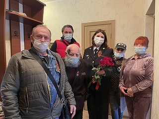 Одинцовские полицейские поздравили ветерана Великой Отечественной войны с Днем Победы