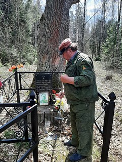 Лесники очистили прилегающую территорию, распилили упавшие деревья, покрасили ограды и обелиски