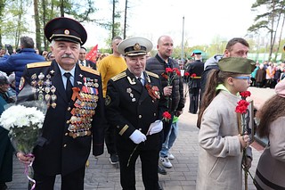 Участие в митинге приняли ветераны, депутаты местного Совета, общественники и волонтёры