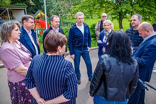 Глава Одинцовского округа Андрей Иванов вместе с инициативными жителями Звенигорода осмотрел детский садик № 1 в микрорайоне Восточный
