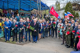 Денис Майданов, Лариса Лазутина и Дмитрий Голубков почтили память героев войны у памятника в Солманово