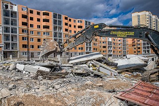 В микрорайоне Восточный начался демонтаж аварийных домов №№ 9, 10 и 13