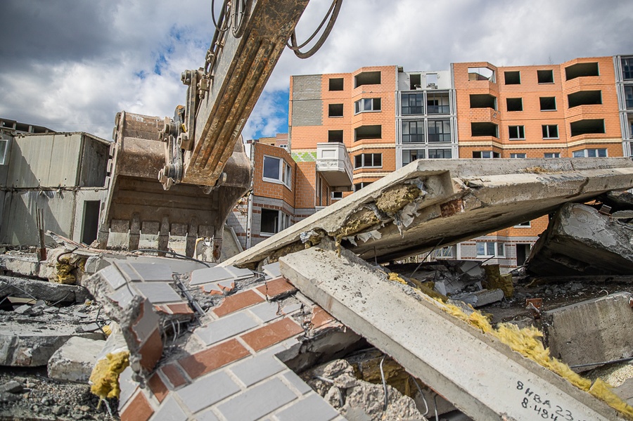 В ходе сноса аварийных зданий предстоит демонтировать 37 тысяч тонн конструкций, Май
