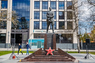 Памятник Героя Советского Союза, главного маршала артиллерии Митрофана Неделина