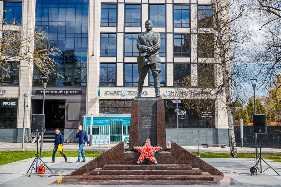 Памятник Героя Советского Союза, главного маршала артиллерии Митрофана Неделина, Май