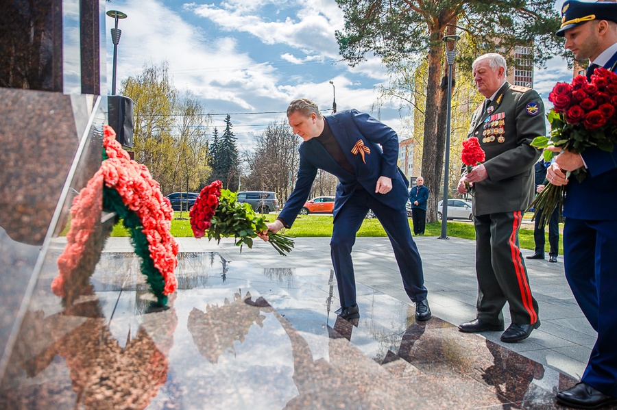 Глава Одинцовского округа возложил цветы к памятнику Маршала Неделина, Май