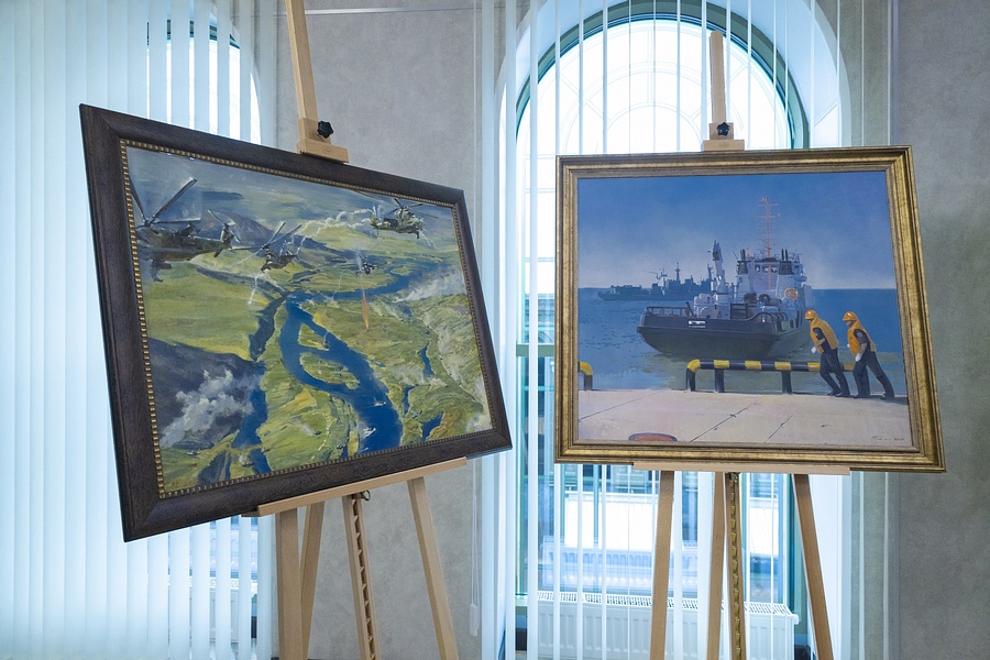 Особое место на выставке занимает полотно Сергея Трошина, на котором запечатлена уникальная операция по расчистке русла реки Бурея, Май