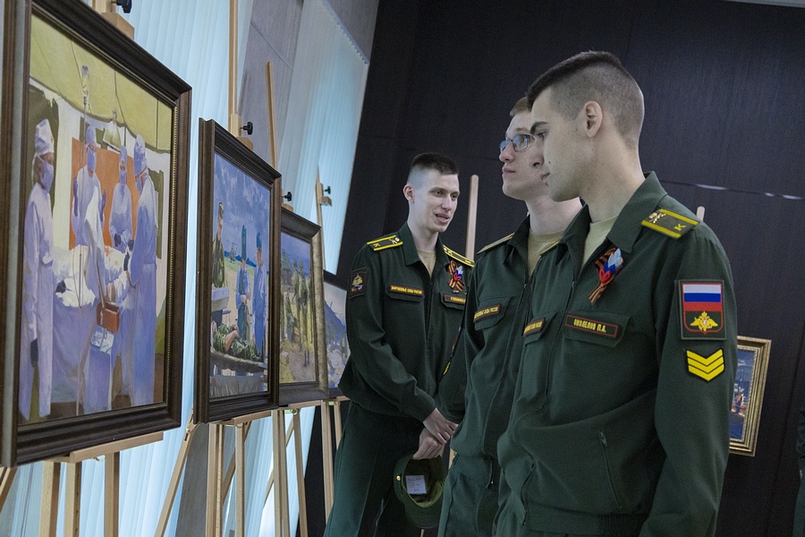 В Музейно-храмовом комплексе ВС РФ Минобороны России открылась выставка Студии военных художников имени М. Б. Грекова, Май