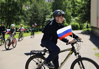 В патриотической акции приняли участие юные жители посёлка, которые занимаются в местном муниципальном автономном учреждении культуры и спорта «Максимум»