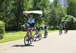 В патриотической акции приняли участие юные жители посёлка, которые занимаются в местном муниципальном автономном учреждении культуры и спорта «Максимум»