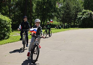 В патриотической акции приняли участие юные жители посёлка, которые занимаются в местном муниципальном автономном учреждении культуры и спорта «Максимум»