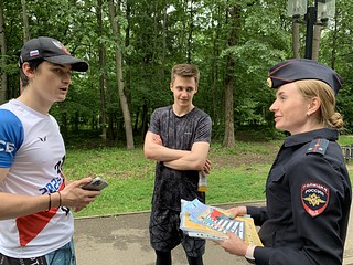 сем участникам мероприятия вручили тематические листовки, пожелали хорошего настроения и безопасных дорог