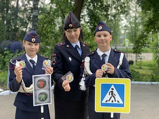 По окончанию мероприятия за отличные знания в области дорожного движения автоинспекторы подарили детям световозвращающие брелоки