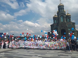 Перед началом экскурсии по парку, автоинспекторы поздравили ребят с началом лета