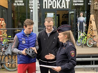 Сотрудники Госавтоинспекции провели профилактические беседы с детьми и взрослыми в пунктах проката велосипедов