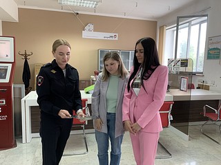Госавтоинспекторы напомнили посетителям многофункционального центра о безопасном поведении на дороге