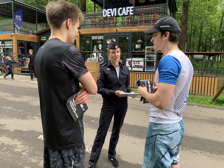 В Одинцовском парке культуры, спорта и отдыха дорожные полицейские поздравили посетителей с днем молодежи, Июнь