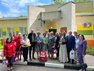 Одинцовские партийцы поздравили юных пациентов Педиатрического отделения с Днем защиты детей