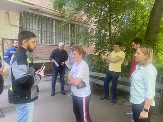 Качество установки лифтов в жилом доме на улице Маршала Жукова проверили местные партийцы