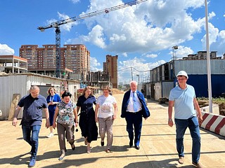 Ход строительства школы на 2200 учеников в «Гусарской балладе» проверили одинцовские активисты «Единой России»