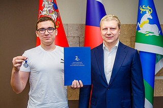 Глава Одинцовского округа Андрей Иванов вручил ключи от новой квартиры Ивану Бондаренко — юному уроженцу города Одинцово