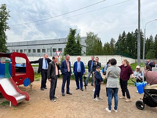 Встречу по вопросу благоустройства детской площадки провели партийцы в Голицыно