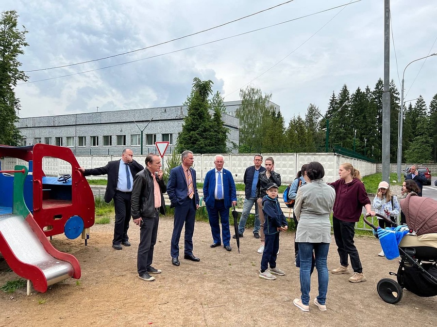 Встречу по вопросу благоустройства детской площадки провели партийцы в Голицыно, Июнь