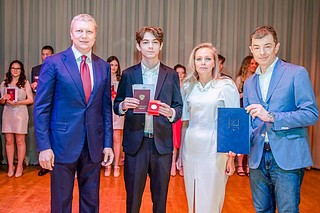 Глава Одинцовского городского округа Андрей Иванов поздравил ребят с окончанием школы и вручил медали «За особые успехи в учении»