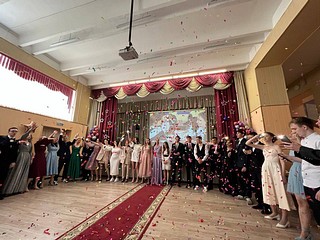 Партийцы поздравляют одинцовских выпускников с окончанием школы
