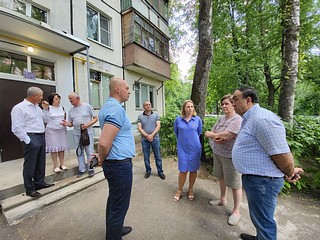 Ремонт подъездов на улицах Маршала Жукова и Северной в Одинцово проверили местные партийцы