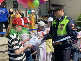 По окончанию мероприятия автоинспекторы еще раз напомнили ребятам и их родителям о необходимости строгого соблюдения правил дорожного движения и вручили тематические листовки